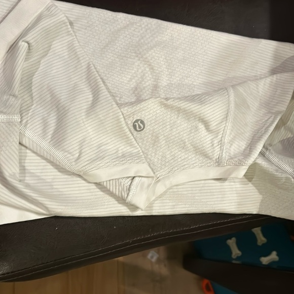 Lululemon SS Swiftly Tech White sz 6 w/Flaws - Picture 2 of 2